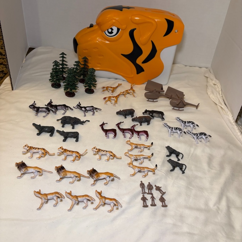 ANIMAL PLANET Safari Collection Animal Figures w/ Tiger Storage 47 Pieces